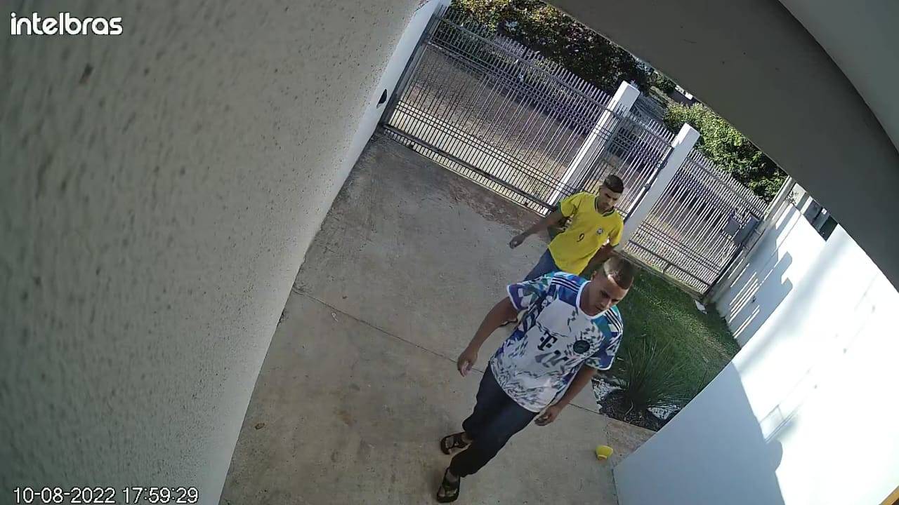 ASSISTA VÍDEO: em plena luz do dia, ladrões invadem casa e tentam arrombar porta, em Vilhena