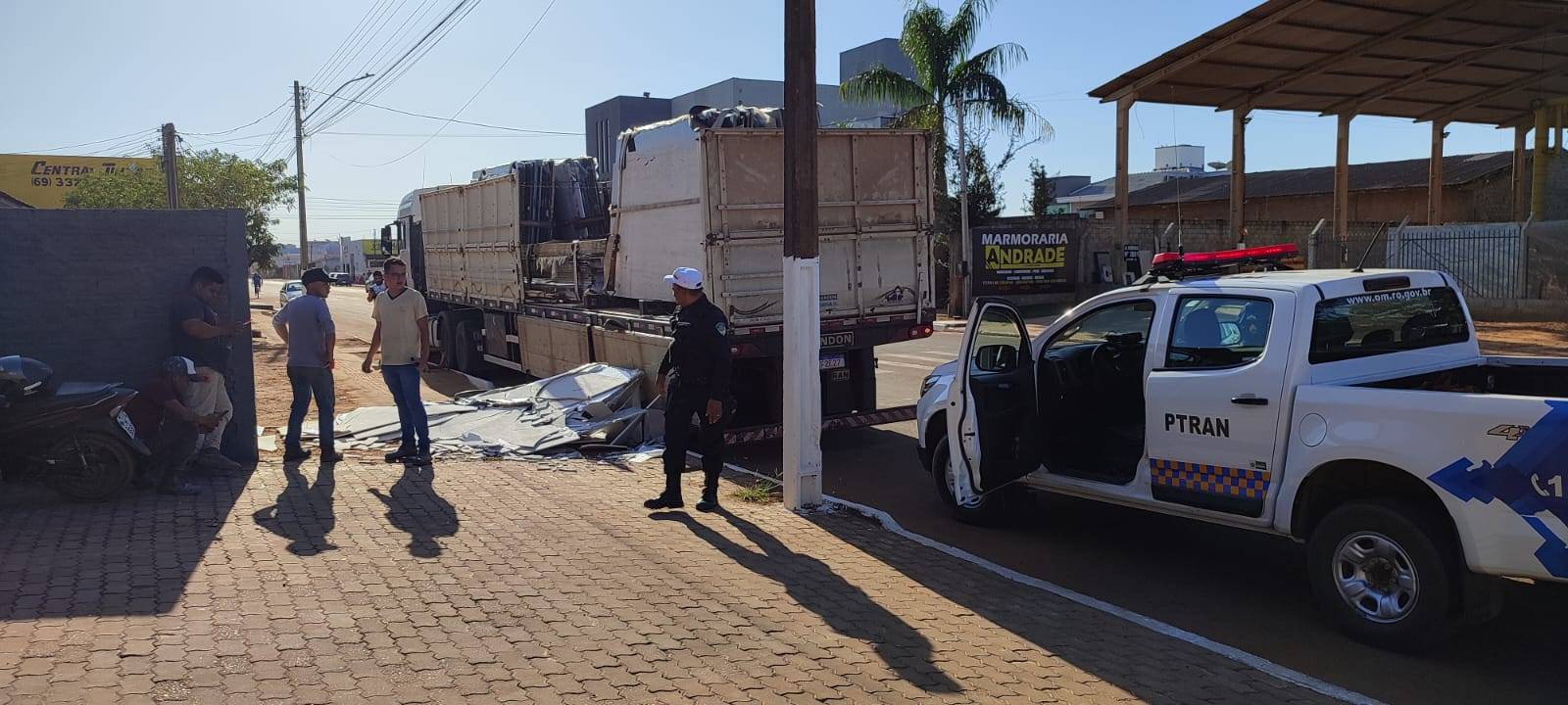 Dois homens ficam feridos após placas de mármore caírem de caminhão e atingirem ambos, em Vilhena