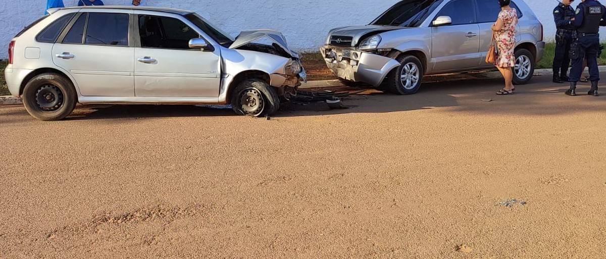 Motorista com sinais de embriaguez sobe em canteiro e depois atinge violentamente carro que estava estacionado