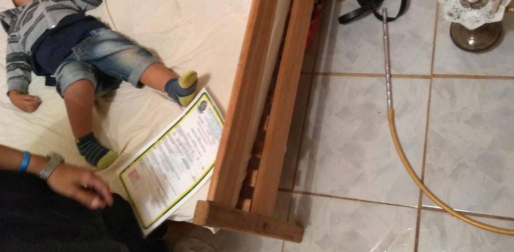 Festa com narguilé e bebidas teve mulher atacando policiais, menina presa em casa e bebê dormindo em meio à balbúrdia