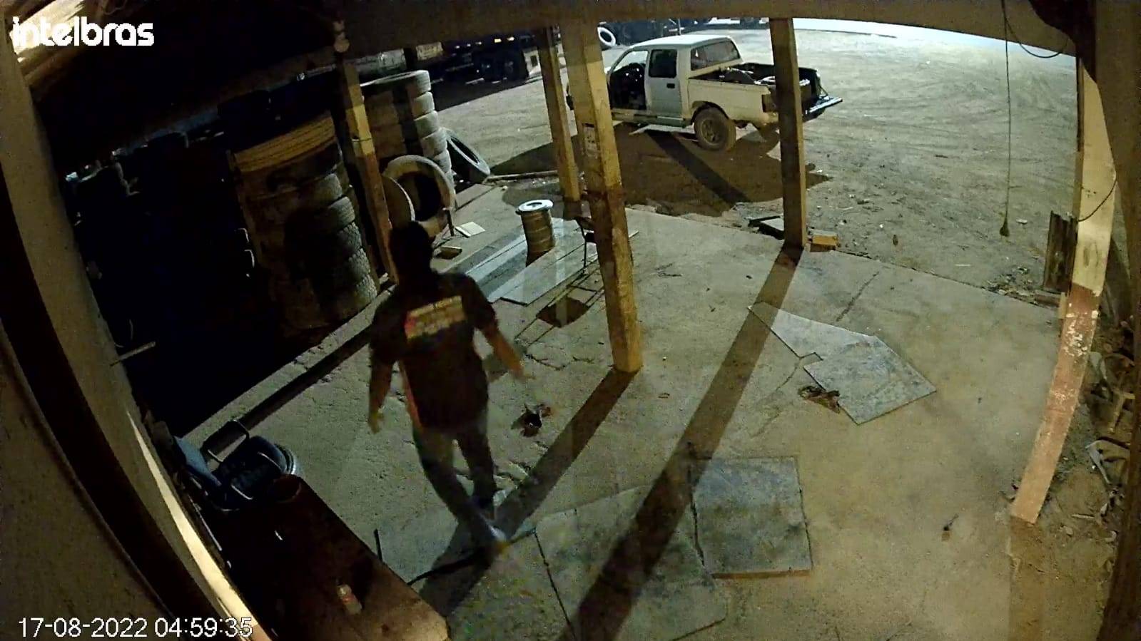 ASSISTA VÍDEO: ladrão é preso após câmeras de segurança o flagrarem furtando pneu de caminhão em borracharia