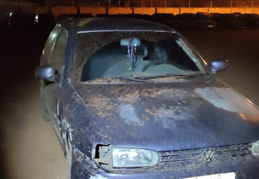 Perseguido durante fuga alucinada, motorista “voa” pela janela do carro após atingir valeta, tenta atacar policiais e acaba preso