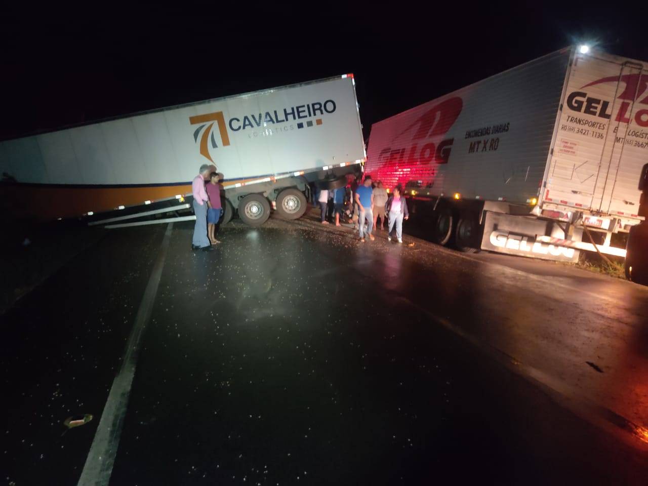 Acidente envolvendo três caminhões, um deles de Vilhena, interdita BR 364 e provoca congestionamento gigantesco