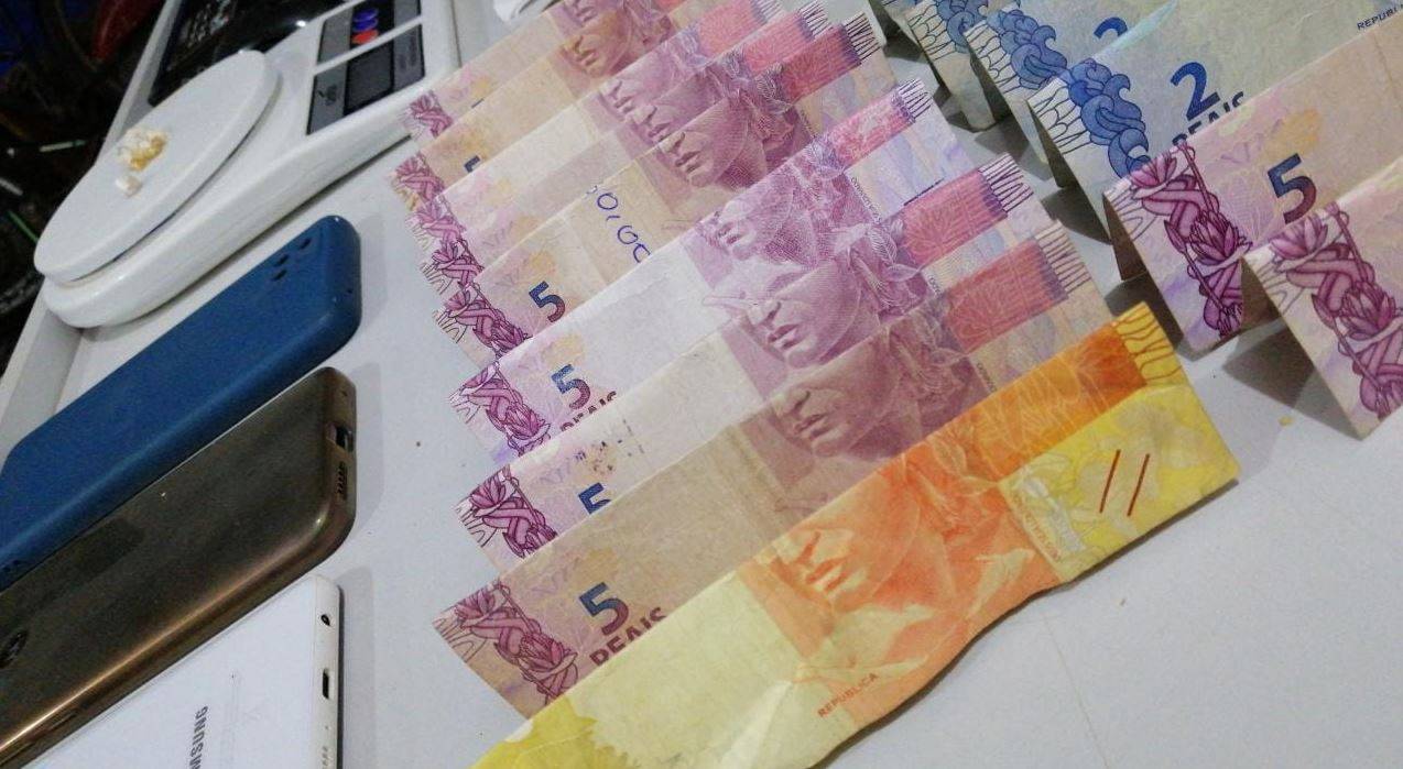 “Clientes” chegam para comprar drogas, são flagrados pela PM e complicam traficante que negava vender entorpecentes no local