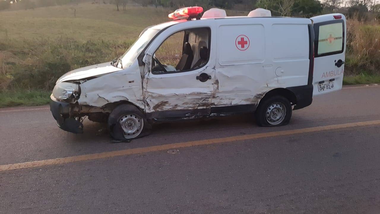 FOTOS E VÍDEO: com quatro pacientes a bordo e vindo para Vilhena, ambulância de Corumbiara é atingida por Hilux em Colorado