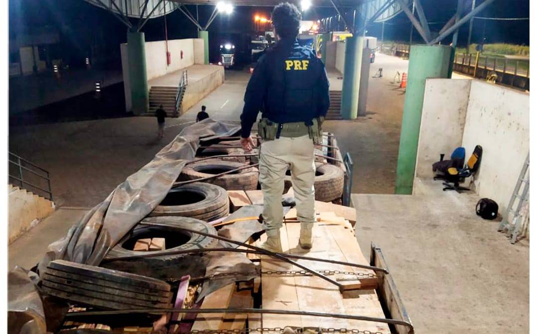 Em Vilhena, agentes da PRF apreendem na BR 364 madeira ilegal e pneus contrabandeados da Bolívia