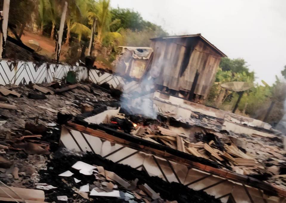 Amigos se mobilizam para ajudar profissional de saúde que teve casa incendiada na área rural de Corumbiara e perdeu tudo