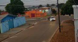 FOTOS E VÍDEO: câmeras flagram piloto de moto “voando” sobre carro após batida em avenida movimentada de Vilhena