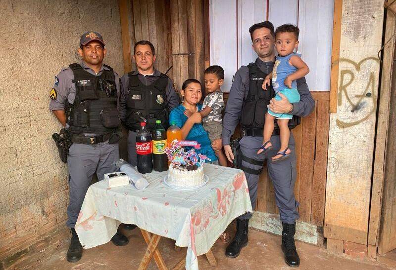 ASSISTA VÍDEO: em cidade de MT, mãe carente faz pedido e policiais militares bancam festa de aniversário para menino de 10 anos