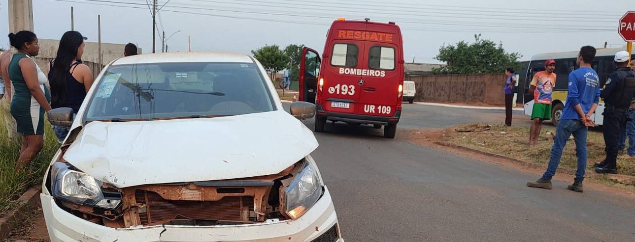 Após batida entre carro e moto em avenida movimentada de Vilhena, condutor é resgatado com suspeita de fratura na perna
