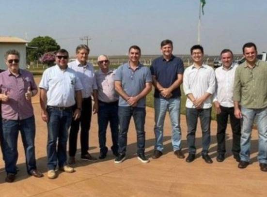 Filho de Bolsonaro visita cidades de MT e arrecada doações para seu partido e para campanha do pai à reeleição
