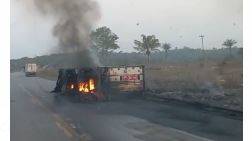 ASSISTA VÍDEO: motorista filma caminhão em chamas na BR 364 e duas viaturas do Corpo de Bombeiros de Vilhena vão ao local