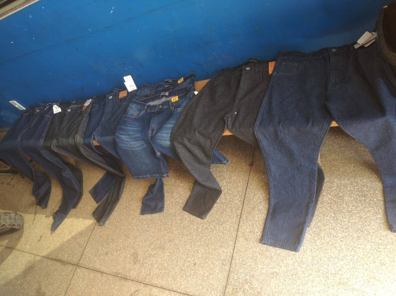 Policial penal saca arma e prende ladrão que estava furtando roupas em loja no centro de Vilhena