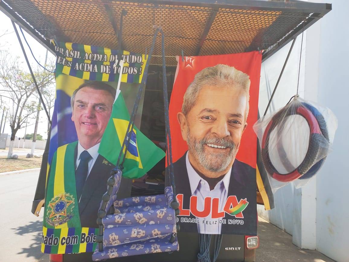 Toalhas de Lula e Bolsonaro ainda estão “encalhadas” em Vilhena, mas vendedor prevê que polarização renderá bons negócios