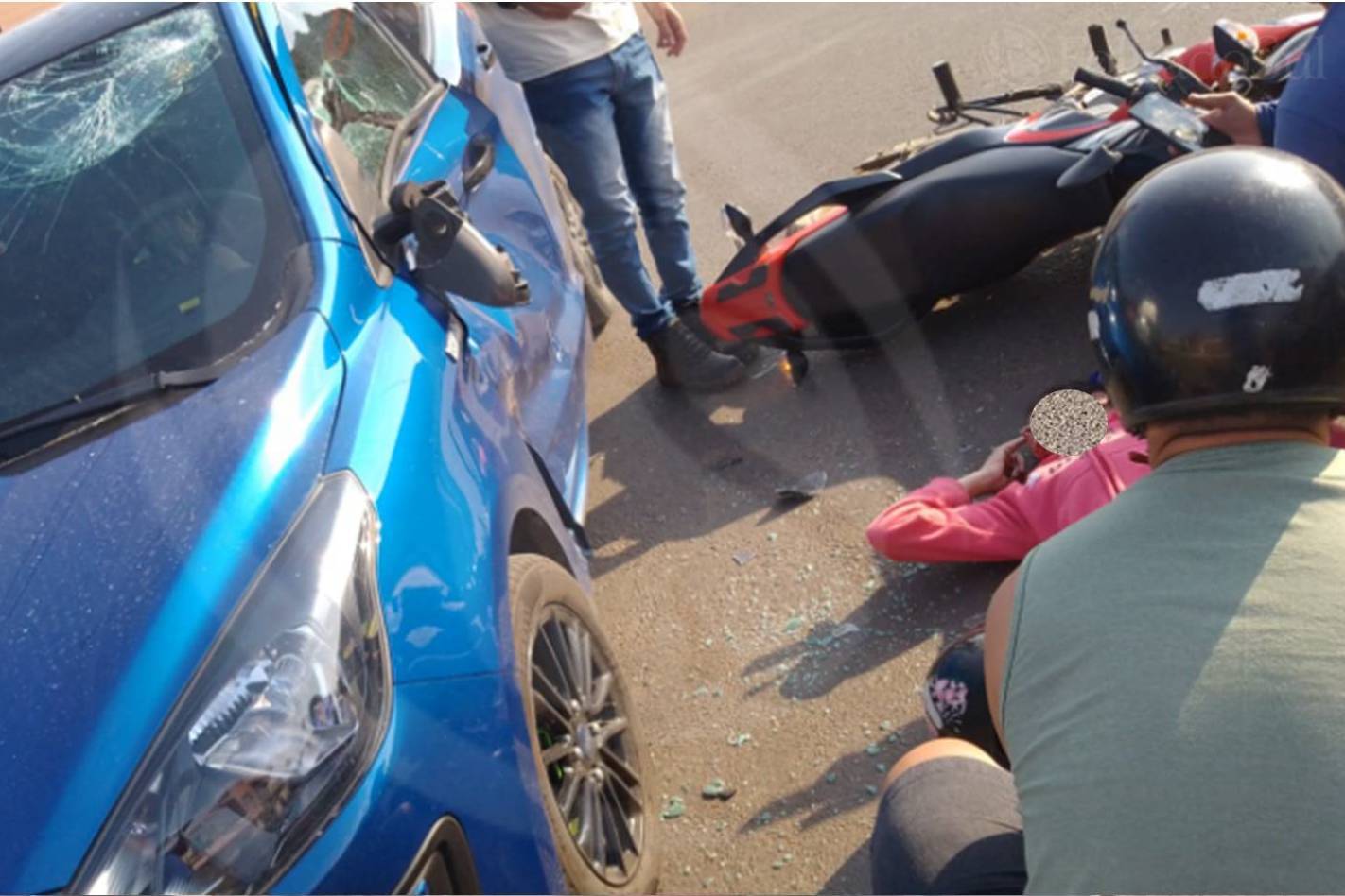 Acidente em ponto crítico da Avenida Rondônia deixa motociclista ferida e com suspeita de fratura, em Vilhena