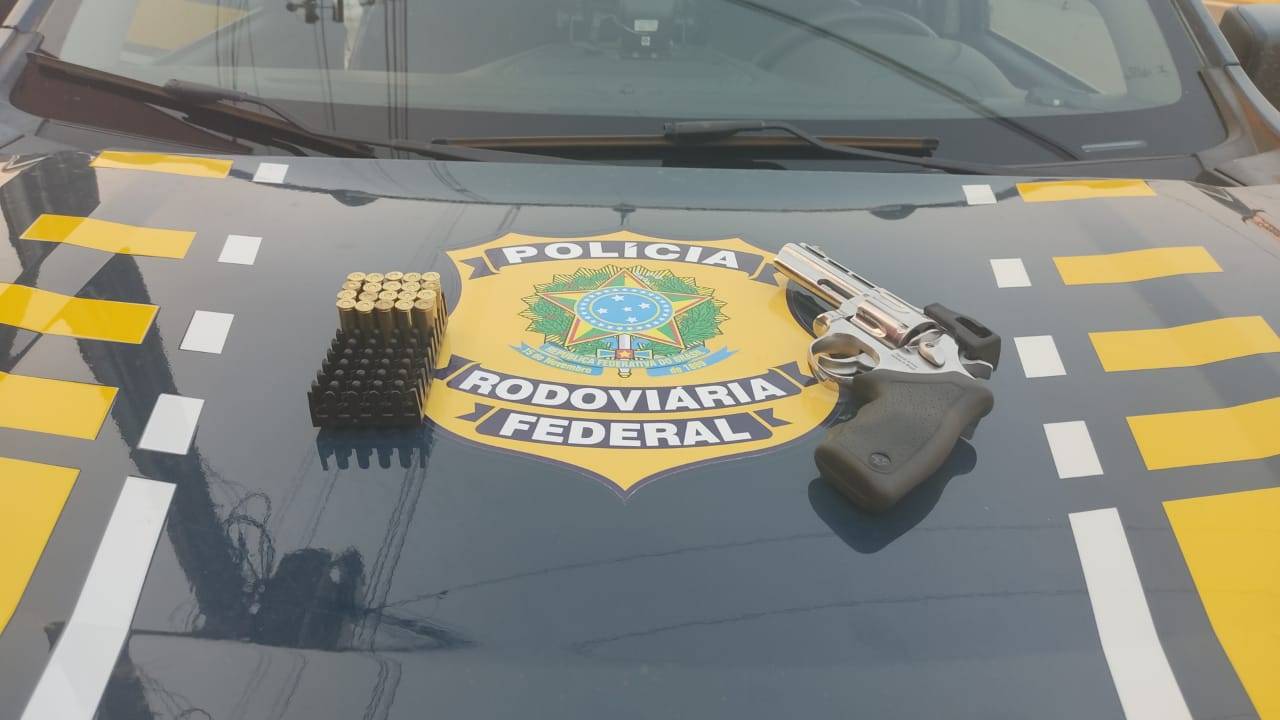 Em Vilhena, PRF flagra motorista com arma e munições ilegais; suspeito e revólver foram entregues à Polícia Civil