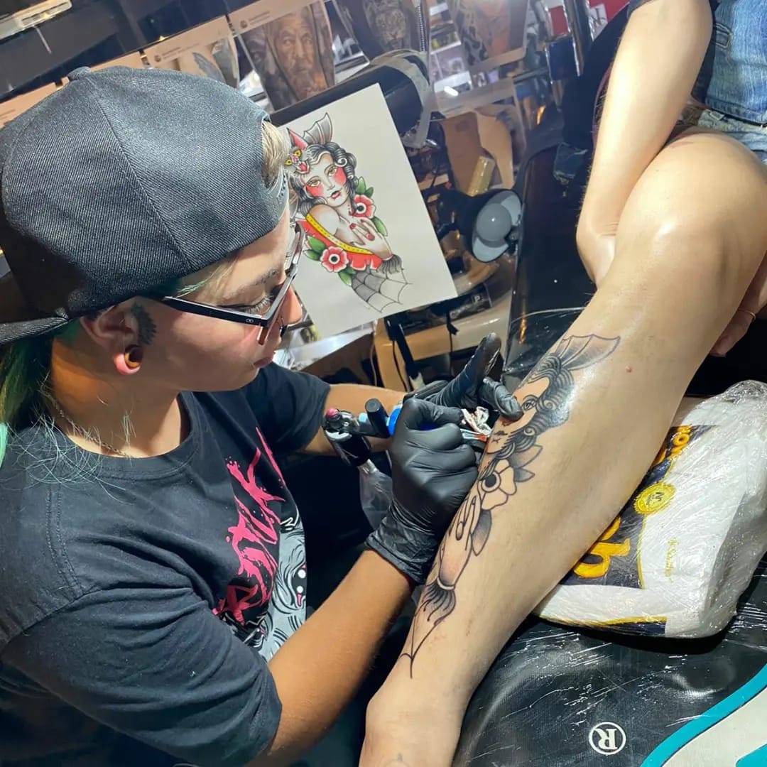 Tatuadora vilhenense vence festival de tatuagens em São José dos Campos, no interior de São Paulo