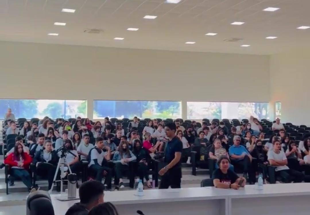 Alunos de escola pública vão à Câmara aprender sobre os três poderes e assistem vereador e prefeito protagonizando baixaria em Vilhena