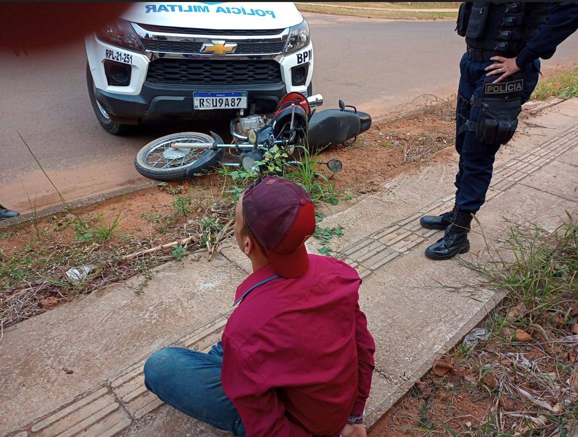 Adolescente que já havia sido apreendido por gesto obsceno para policiais é detido novamente após perseguição e queda de moto