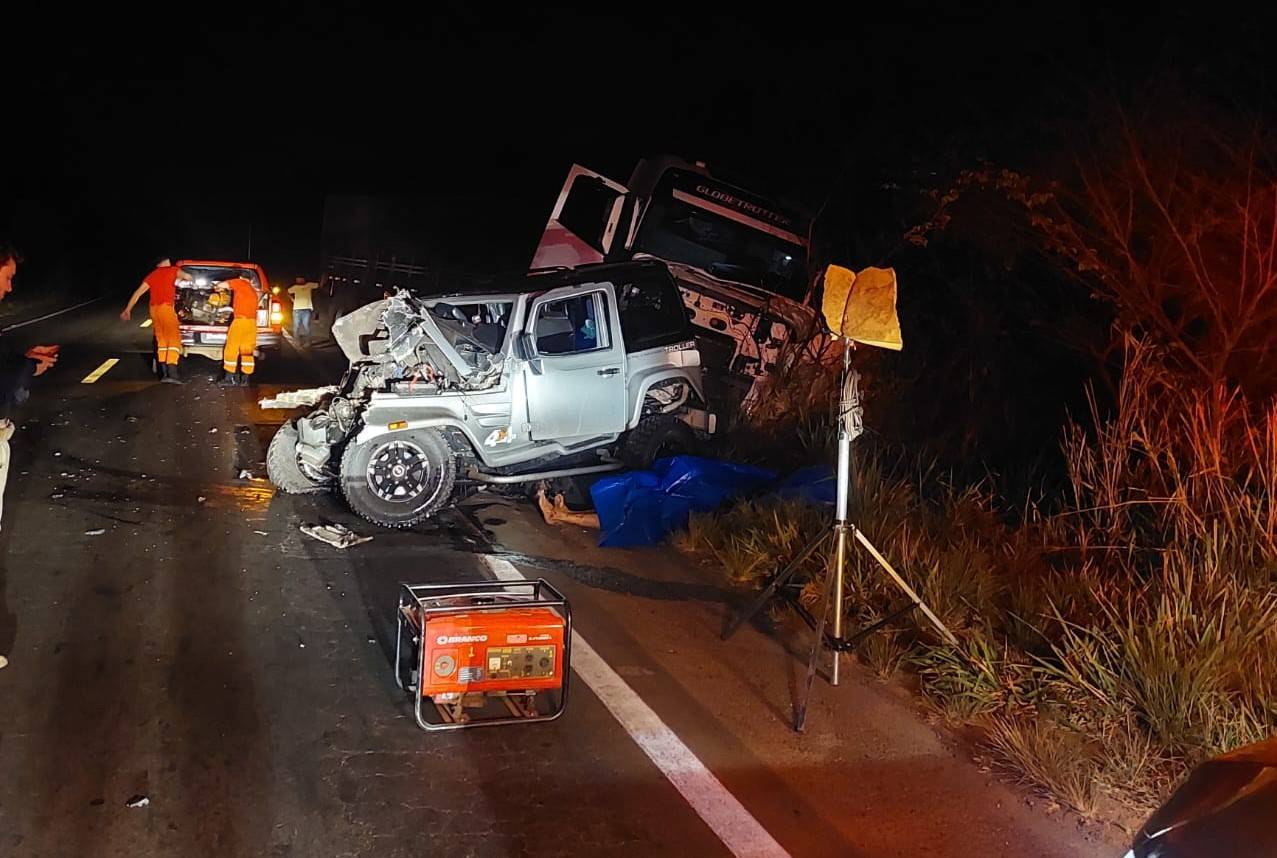 VEJA FOTOS: homem de 60 anos morre preso a ferragens após batida frontal entre Jeep Troller e caminhão na BR 364, em Vilhena