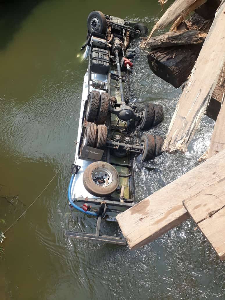 VÍDEO E FOTOS: ponte de madeira não resiste e caminhão-pipa da prefeitura despenca dentro de rio na área rural de Vilhena