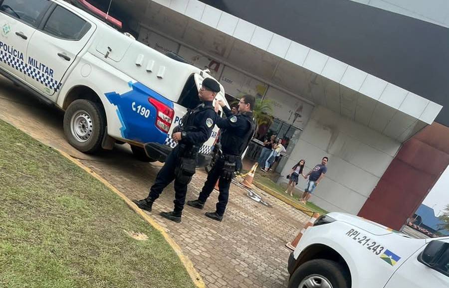 VÍDEO: homem acusado de dar cabeçada e deixar mulher com nariz sangrando dentro de shopping leva surra em público