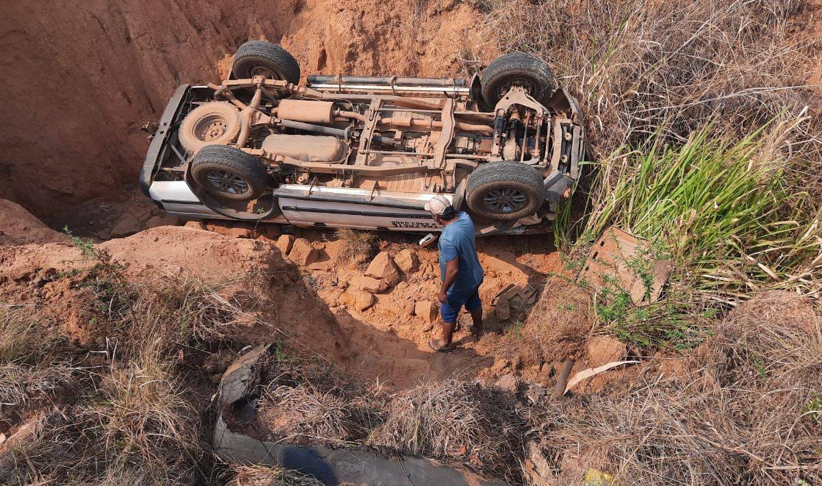 ASSISTA VÍDEO: mulher sofre desmaio enquanto dirige e picape despenca dentro de valeta às margens de rodovia, em Vilhena