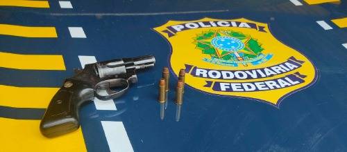 No final de semana, agentes da PRF apreenderam dois revólveres ilegais na BR 364 e apresentaram motoristas na Polícia Civil