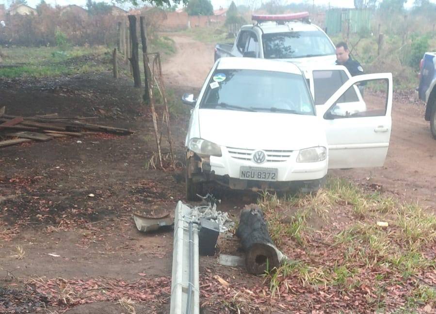 Ladrões confundem casa de empresário, deixam mulher amarrada e batem carro roubado durante a fuga, em Vilhena