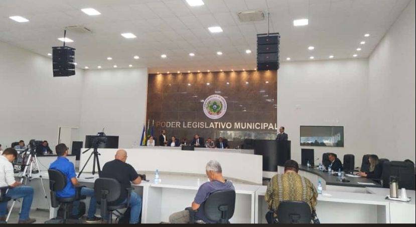 Em sessão tensa, vereadores rejeitam, por 8 votos a 4, denúncias que poderiam levar ao afastamento de prefeito, em Vilhena