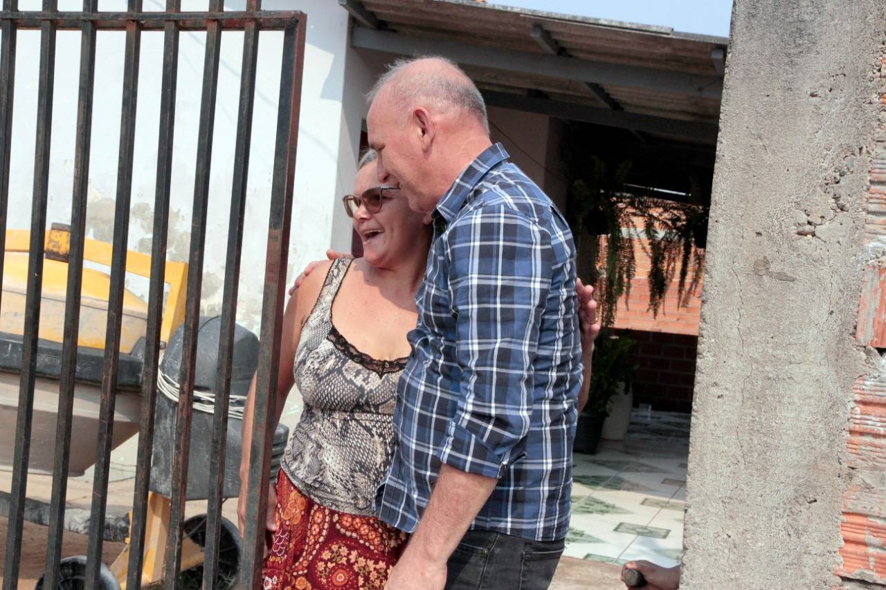 Candidato à reeleição, deputado Ezequiel Neiva realiza caminhada pelo bairro União, em Vilhena