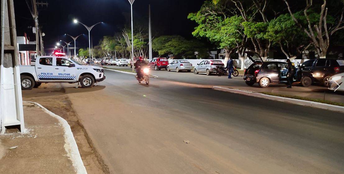 Após perseguição policial, homens aparentemente armados saltam de carro, pulam muro de cemitério e fogem a pé