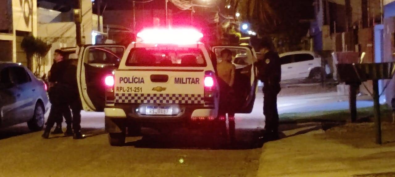 Após perseguição, membro do PCC é capturado escondido dentro de gaveta em cemitério; pistola apreendida teria sido usada em chacina