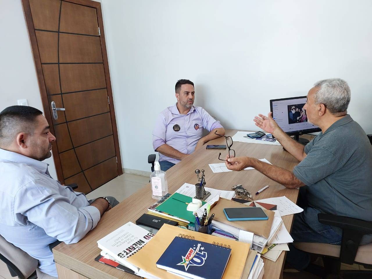 Visitando cidades do Cone Sul, Léo Moraes comenta pesquisa e aposta que indecisos o levarão ao segundo turno
