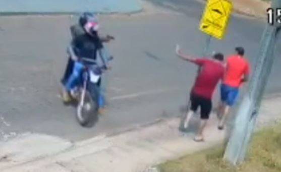 VÍDEO: câmeras de monitoramento flagram homem sendo assassinado a tiros em cidade de Rondônia