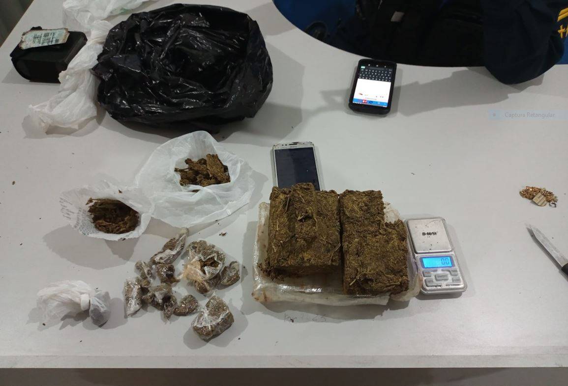 Durante patrulhamento, policiais sentem cheiro de maconha, entram em casa e descobrem boca-de-fumo comandada por mulher