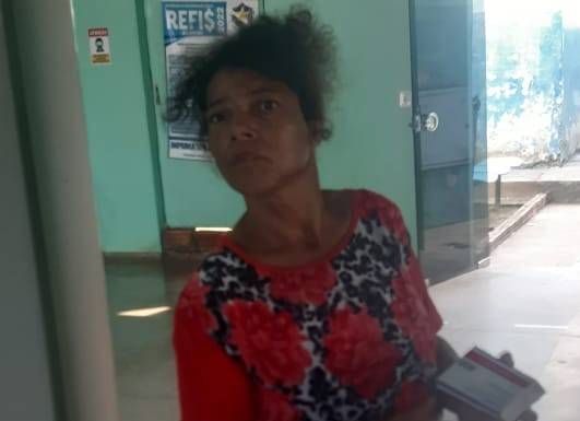 ASSISTA VÍDEO: por falta de medicamento, mulher de 47 anos surta na área rural de Chupinguaia e família pede ajuda