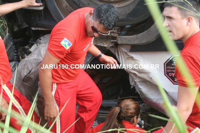 Bombeiros vilhenenses ajudam a resgatar caminhoneiro esmagado em acidente