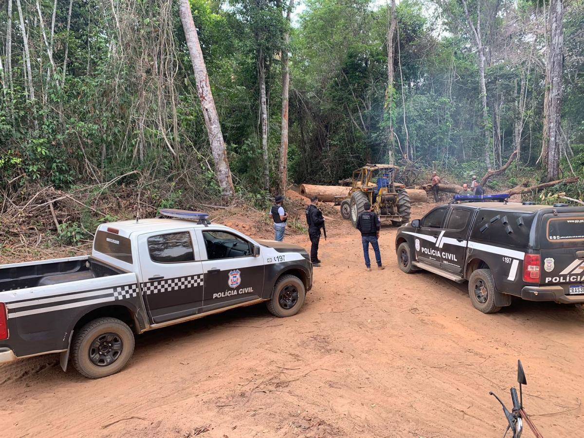 Pá carregadeira furtada em Vilhena e duas carretas, uma delas carregada de adubo, são encontradas em região de mata em MT