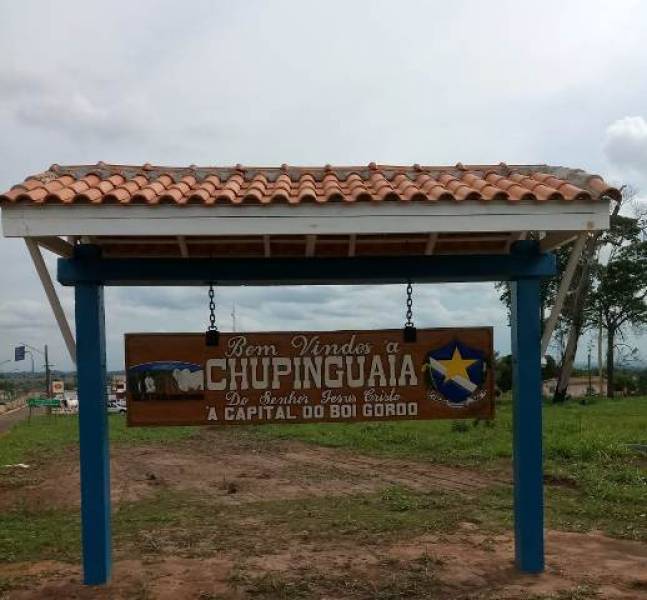 Preso um dos acusados de matar rapaz de 22 anos a facadas durante festa na cidade de Chupinguaia; o outro envolvido fugiu