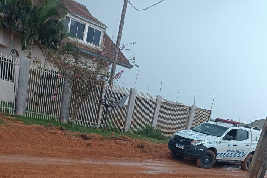 Pit bull é baleado por policial após atacar outros cães e ameaçar crianças em bairro de Vilhena
