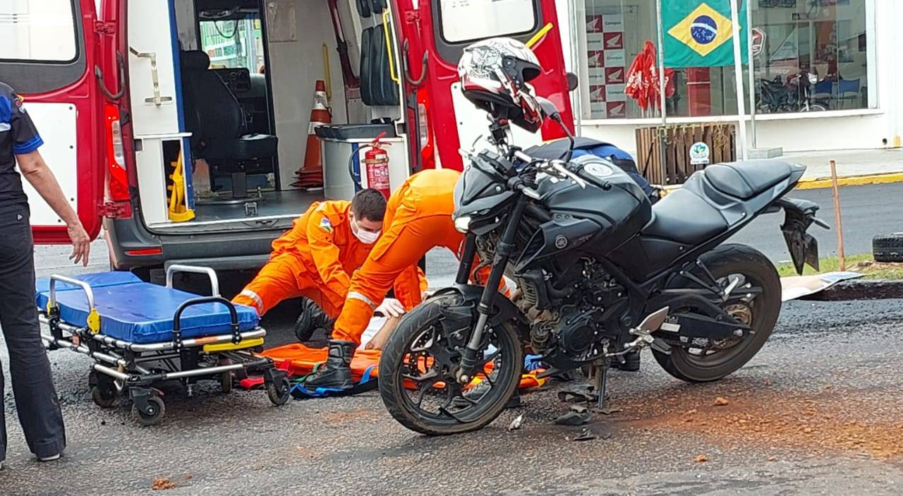 Motociclista atinge “carro de som” que invadiu preferencial no centro da cidade e sofre corte na cabeça