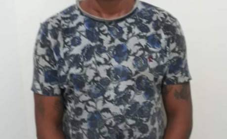 Em ocorrência envolvendo menor, homem toma arma de policial, mas trava de segurança evita tragédia