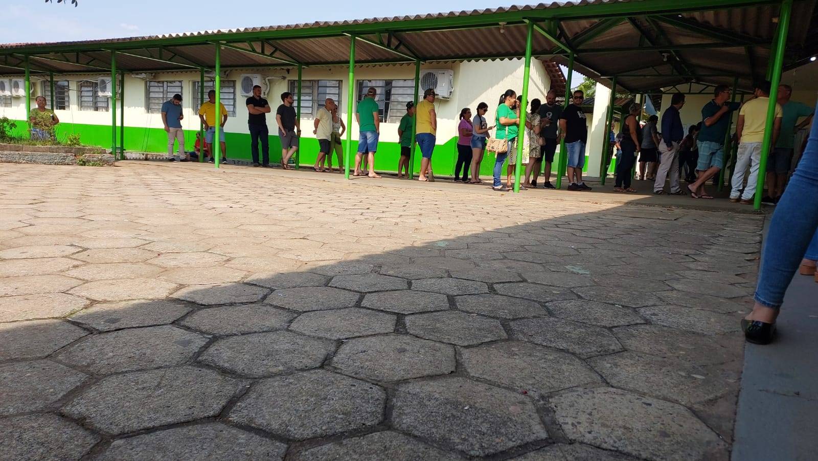 Votação em Vilhena está mais demorada este ano; em escola no centro, espera na fila passava de uma hora