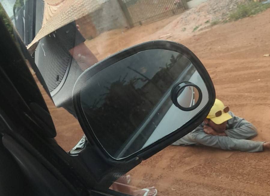 Após furtar TV, ladrão é preso por policial militar de folga carregando o aparelho em bicicleta suspeita