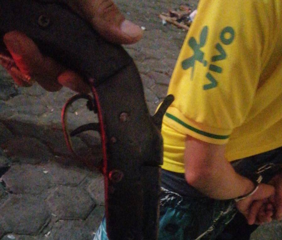 Com mandado de prisão em aberto e tornozeleira rompida, homem dispara arma de fogo durante manifestação, em Vilhena