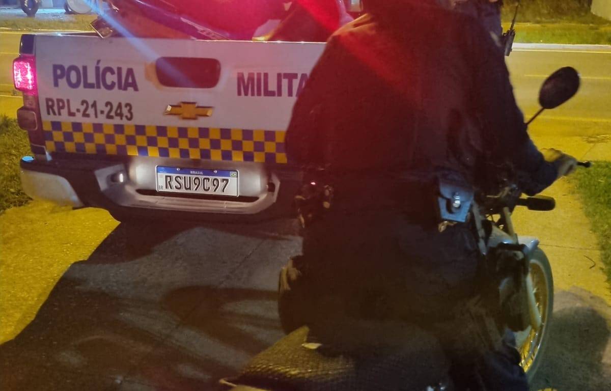 VÍDEO: PM prende casal bêbado, sem CNH, e cinco viaturas são mobilizadas; testemunha filma ação e denuncia “abuso”