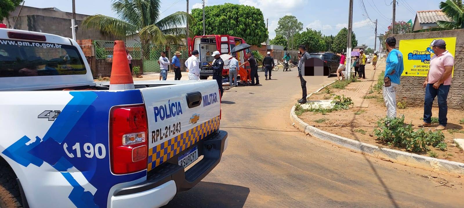 Adolescente é socorrido com suspeita de fratura na perna após ter bicicleta atingida por carro em cruzamento