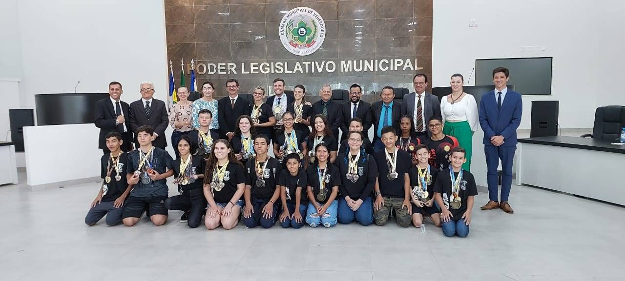 Atletas que conquistaram medalhas no Brasileiro de Karate em São Paulo são recebidos na Câmara Municipal