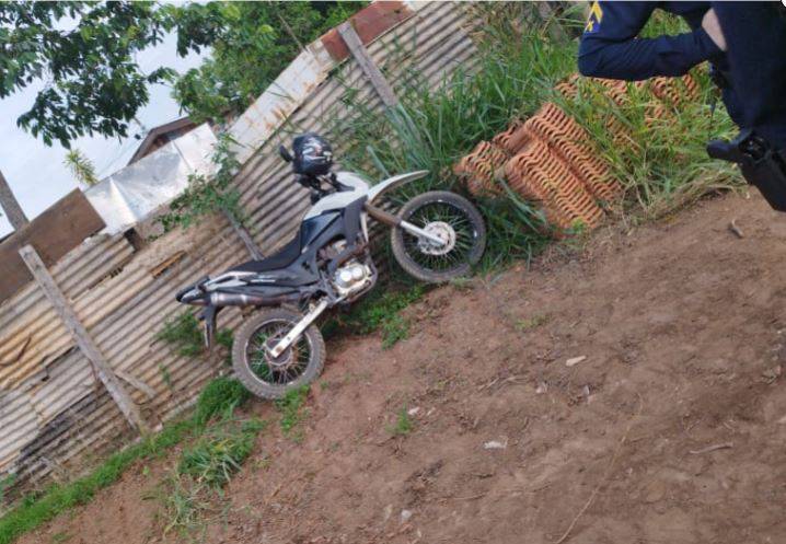 Assaltado por ladrões que se preparavam para roubar mercadinho, homem consegue recuperar motocicleta que tinha sido levada